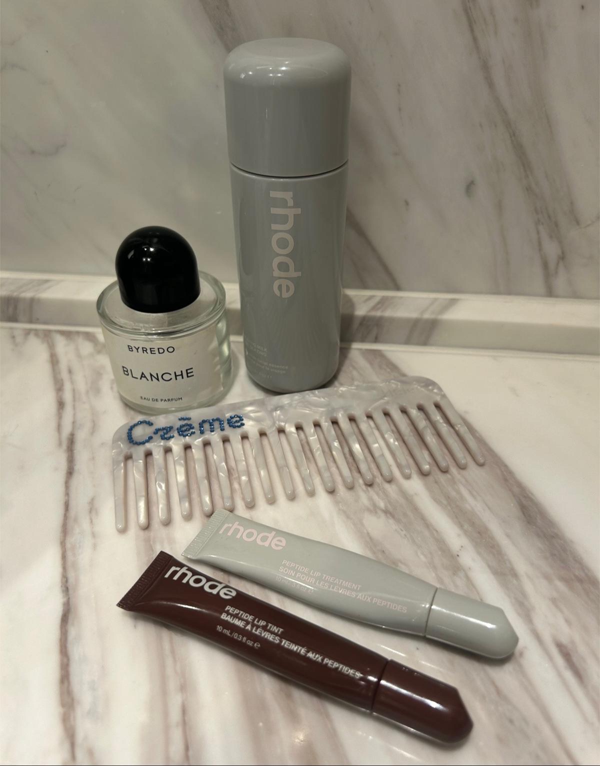 Custom Acetate Helee hair comb, Rhinestone hair combs Paris, Midnight mercury blue, Pearl hair accessories Helee, Handcrafted hair combs, Personalized hair combs, custom hair accessories, hair accessory, Parisian combs, paris accessory, Helee hair combs, french hair accessories, french custom combs, Pearl-studded hair combs, Parisian hair jewelry, helee, Elegant acetate hair combs, French chic hair combs, Handmade hair jewelry Paris, Peignes Helee, Peignes en acétate personnalisés, Peignes personnalisés, Accessoires capillaires Helee Paris, accessoire cheveux, peigne cheveux, peigne en acetate, vis parisienne, paris vibes, parisian chic, salle de bain parisienne, paris bathroom, bathroom accessories, hair care, bathroom in paris